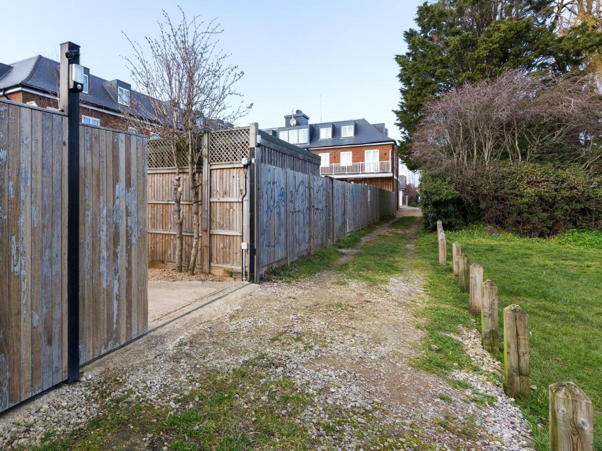 Pass The Keys Whitstable Shepherds Hut Minutes From The Harbour Villa Eksteriør billede